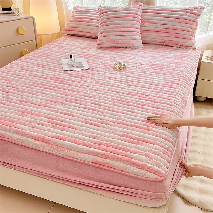 91家纺网 家纺一手货源 找家纺 圣比熊 2025新款兔毛绒床笠床垫法兰绒保护套牛奶绒席梦思法莱绒床垫套-抽条 兔毛绒抽条-梦幻樱粉