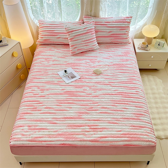 91家纺网 家纺一手货源 找家纺 圣比熊 2025新款兔毛绒床笠床垫法兰绒保护套牛奶绒席梦思法莱绒床垫套-抽条 兔毛绒抽条-梦幻樱粉