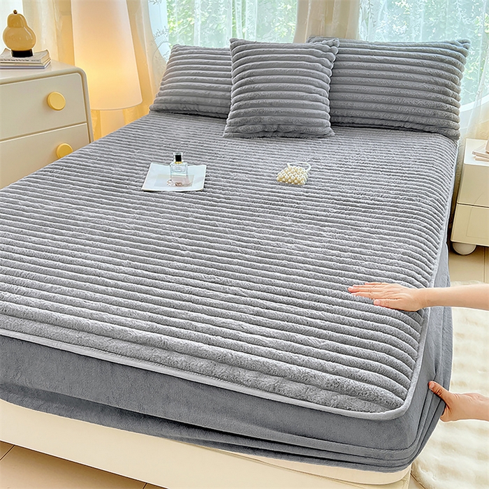 91家纺网 家纺一手货源 找家纺 圣比熊 2025新款兔毛绒床笠床垫法兰绒保护套牛奶绒席梦思法莱绒床垫套-抽条 兔毛绒抽条-烟雨灰