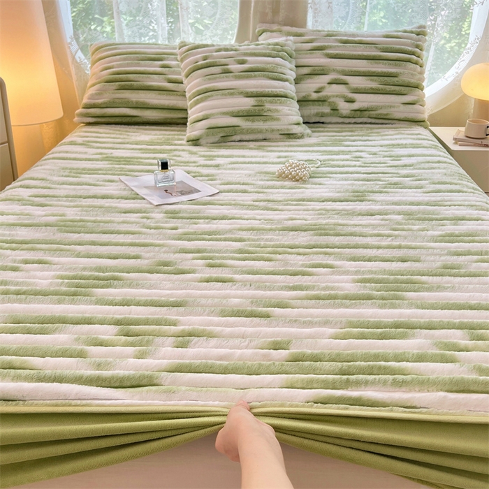 91家纺网 家纺一手货源 找家纺 圣比熊 2025新款兔毛绒床笠床垫法兰绒保护套牛奶绒席梦思法莱绒床垫套-抽条 兔毛绒抽条-梦幻果绿