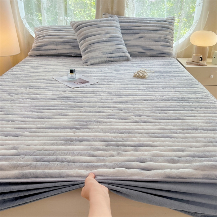 91家纺网 家纺一手货源 找家纺 圣比熊 2025新款兔毛绒床笠床垫法兰绒保护套牛奶绒席梦思法莱绒床垫套-抽条 兔毛绒抽条-梦幻浅灰