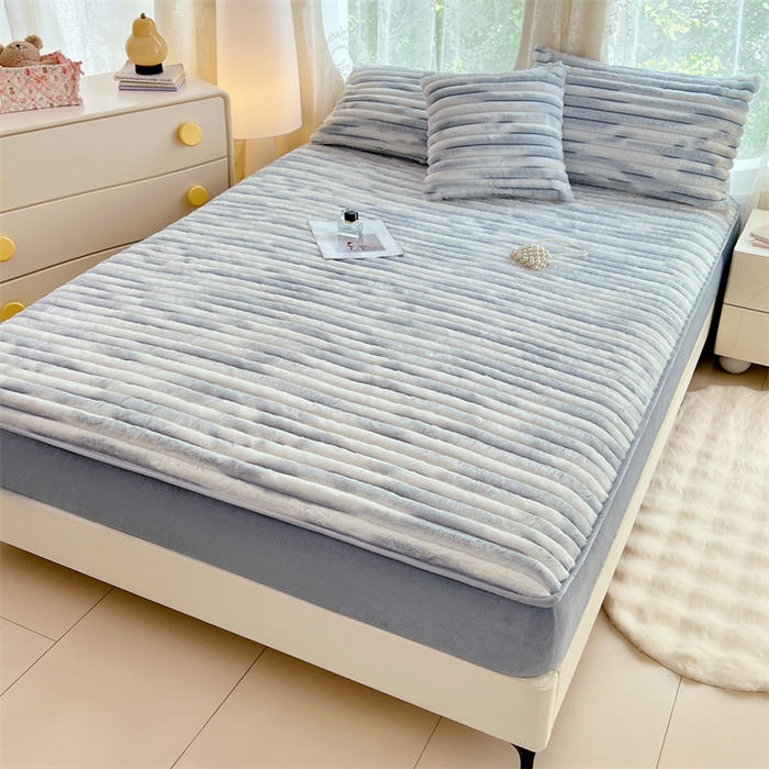 91家纺网 家纺一手货源 找家纺 圣比熊 2025新款兔毛绒床笠床垫法兰绒保护套牛奶绒席梦思法莱绒床垫套-抽条 兔毛绒抽条-梦幻浅灰