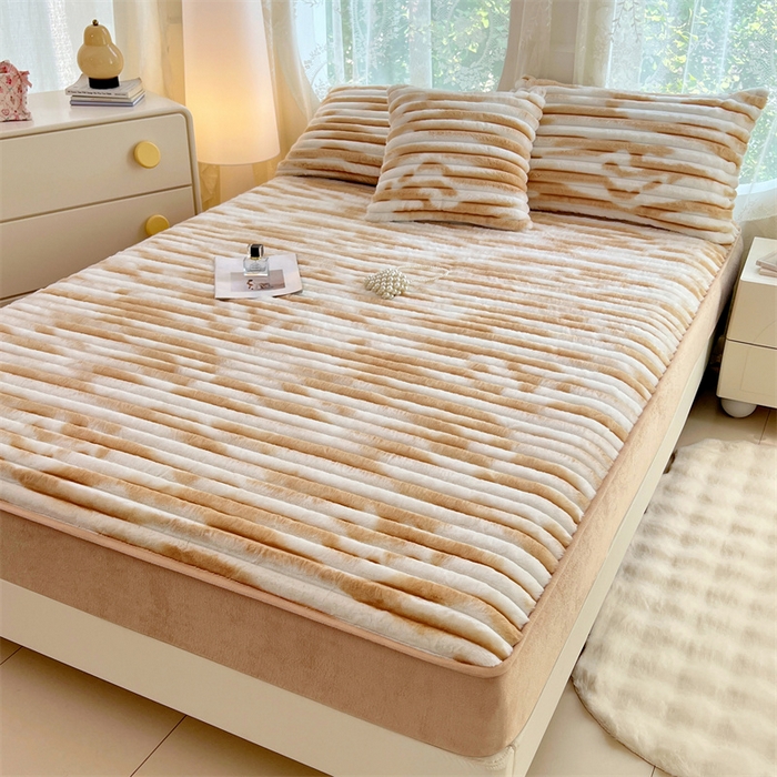 91家纺网 家纺一手货源 找家纺 圣比熊 2025新款兔毛绒床笠床垫法兰绒保护套牛奶绒席梦思法莱绒床垫套-抽条 兔毛绒抽条-梦幻奶咖