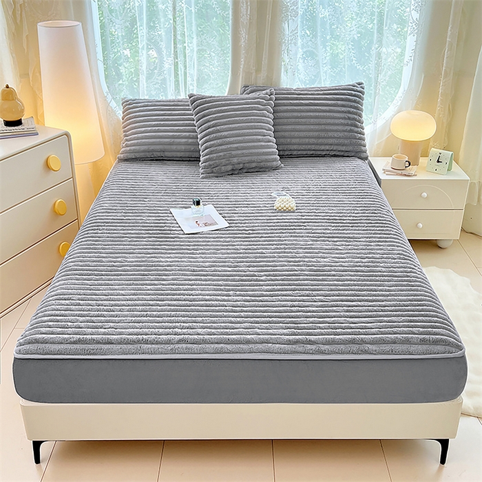 91家纺网 家纺一手货源 找家纺 圣比熊 2025新款兔毛绒床笠床垫法兰绒保护套牛奶绒席梦思法莱绒床垫套-抽条 兔毛绒抽条-烟雨灰