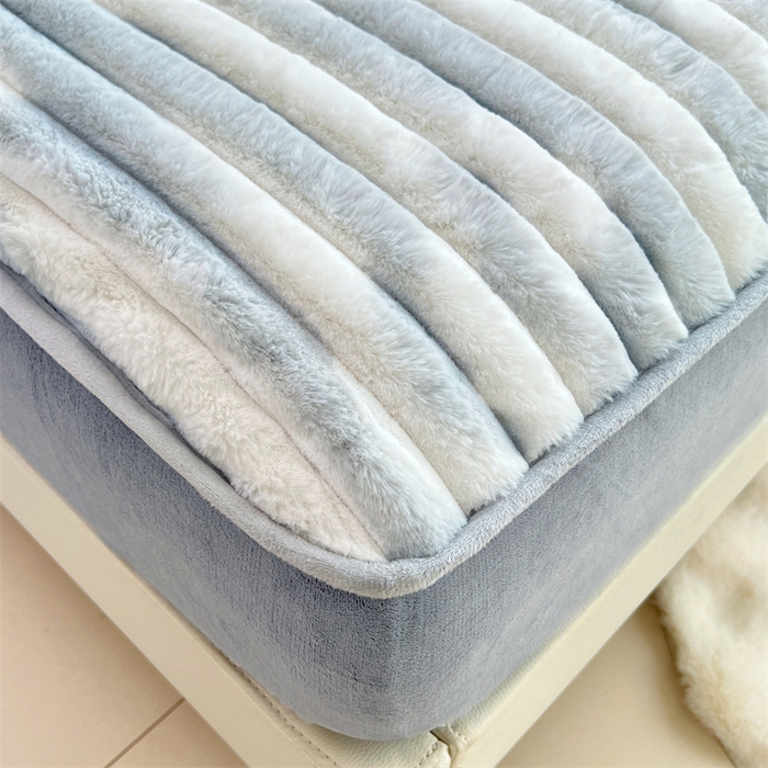 91家纺网 家纺一手货源 找家纺 圣比熊 2025新款兔毛绒床笠床垫法兰绒保护套牛奶绒席梦思法莱绒床垫套-抽条 兔毛绒抽条-梦幻浅灰