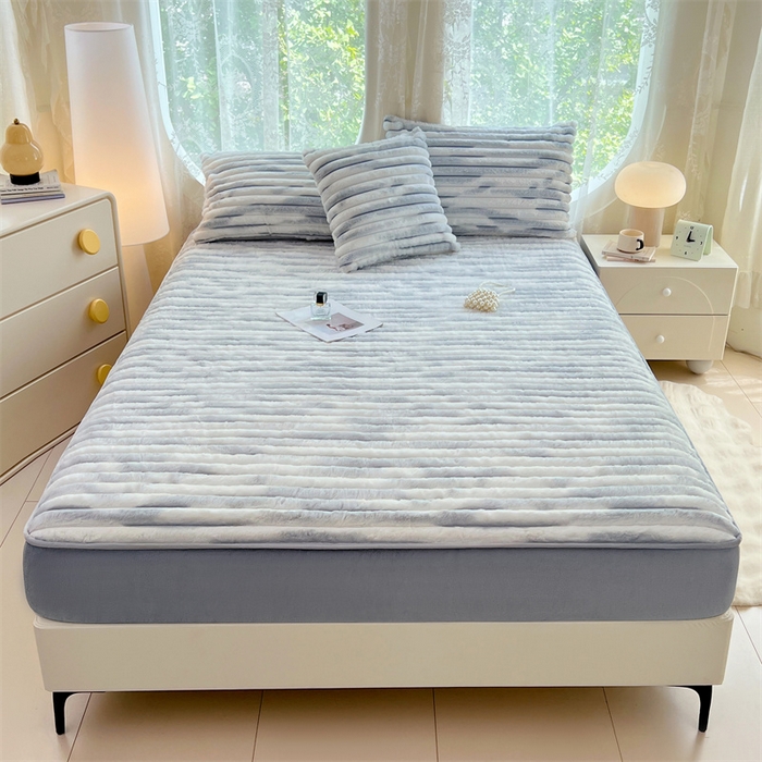 91家纺网 家纺一手货源 找家纺 圣比熊 2025新款兔毛绒床笠床垫法兰绒保护套牛奶绒席梦思法莱绒床垫套-抽条 兔毛绒抽条-梦幻浅灰