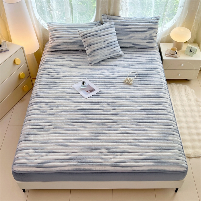 91家纺网 家纺一手货源 找家纺 圣比熊 2025新款兔毛绒床笠床垫法兰绒保护套牛奶绒席梦思法莱绒床垫套-抽条 兔毛绒抽条-梦幻浅灰