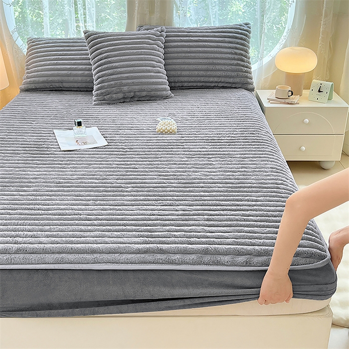 91家纺网 家纺一手货源 找家纺 圣比熊 2025新款兔毛绒床笠床垫法兰绒保护套牛奶绒席梦思法莱绒床垫套-抽条 兔毛绒抽条-烟雨灰