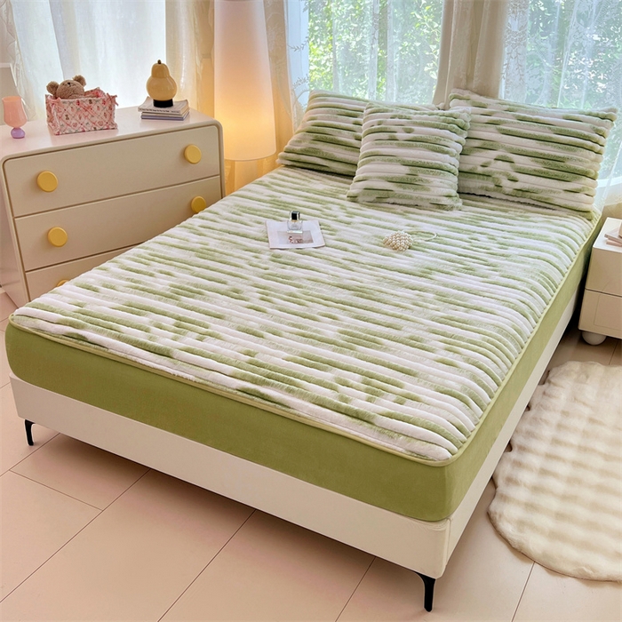 91家纺网 家纺一手货源 找家纺 圣比熊 2025新款兔毛绒床笠床垫法兰绒保护套牛奶绒席梦思法莱绒床垫套-抽条 兔毛绒抽条-梦幻果绿