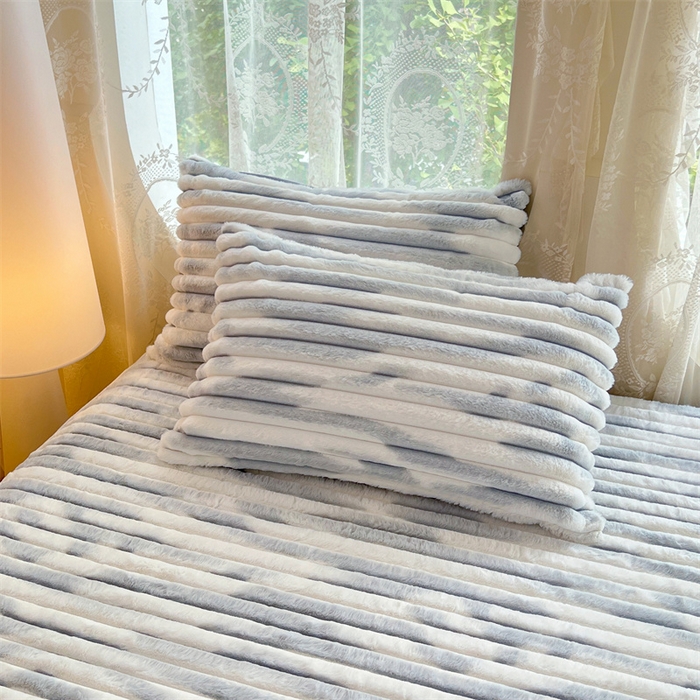 91家纺网 家纺一手货源 找家纺 圣比熊 2025新款兔毛绒床笠床垫法兰绒保护套牛奶绒席梦思法莱绒床垫套-抽条 兔毛绒抽条-梦幻浅灰