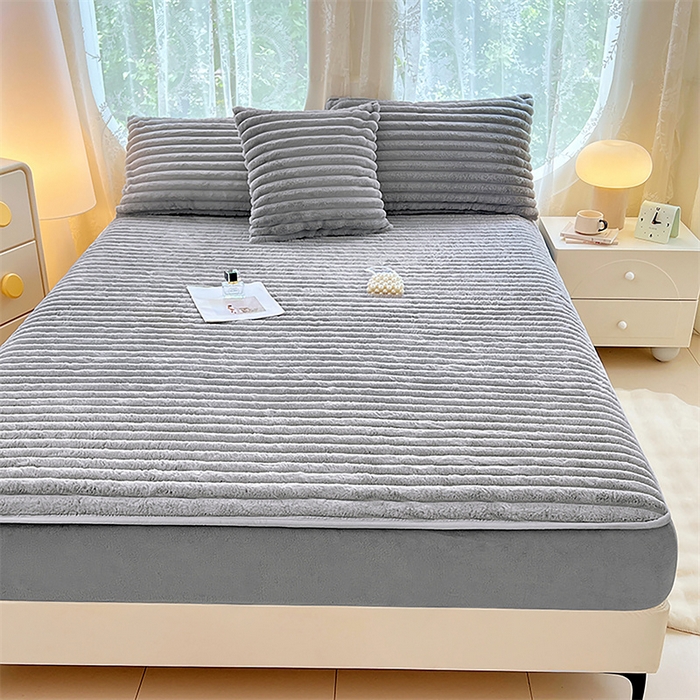 91家纺网 家纺一手货源 找家纺 圣比熊 2025新款兔毛绒床笠床垫法兰绒保护套牛奶绒席梦思法莱绒床垫套-抽条 兔毛绒抽条-烟雨灰