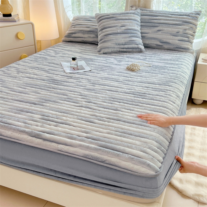 91家纺网 家纺一手货源 找家纺 圣比熊 2025新款兔毛绒床笠床垫法兰绒保护套牛奶绒席梦思法莱绒床垫套-抽条 兔毛绒抽条-梦幻浅灰