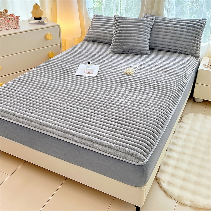 91家纺网 家纺一手货源 找家纺 圣比熊 2025新款兔毛绒床笠床垫法兰绒保护套牛奶绒席梦思法莱绒床垫套-抽条 兔毛绒抽条-烟雨灰