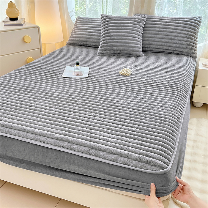 91家纺网 家纺一手货源 找家纺 圣比熊 2025新款兔毛绒床笠床垫法兰绒保护套牛奶绒席梦思法莱绒床垫套-抽条 兔毛绒抽条-烟雨灰