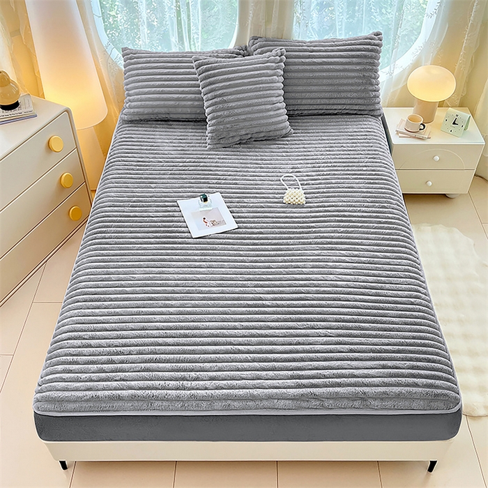 91家纺网 家纺一手货源 找家纺 圣比熊 2025新款兔毛绒床笠床垫法兰绒保护套牛奶绒席梦思法莱绒床垫套-抽条 兔毛绒抽条-烟雨灰