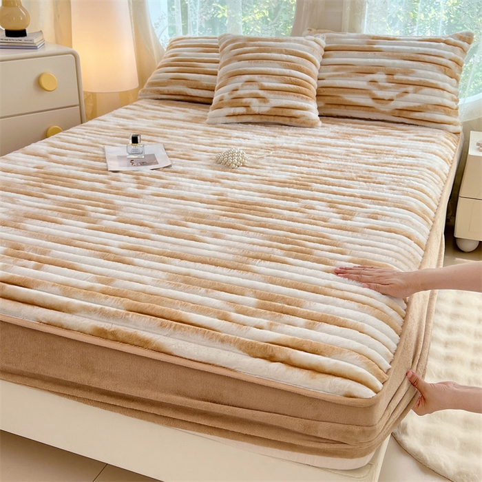 91家纺网 家纺一手货源 找家纺 圣比熊 2025新款兔毛绒床笠床垫法兰绒保护套牛奶绒席梦思法莱绒床垫套-抽条 兔毛绒抽条-梦幻奶咖