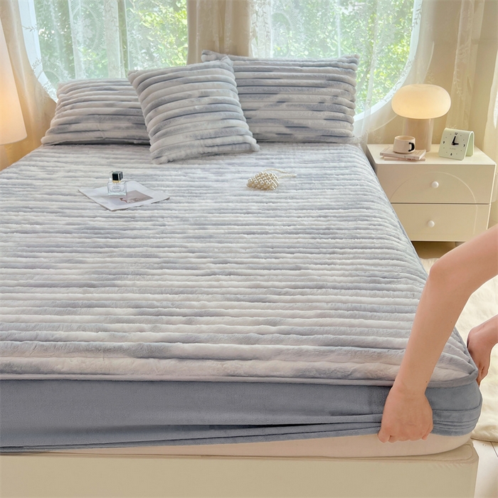 91家纺网 家纺一手货源 找家纺 圣比熊 2025新款兔毛绒床笠床垫法兰绒保护套牛奶绒席梦思法莱绒床垫套-抽条 兔毛绒抽条-梦幻浅灰