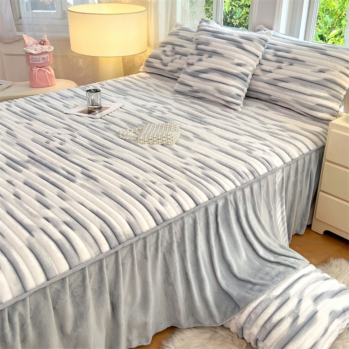91家纺网 家纺一手货源 找家纺 梦舒羽 2025新款法莱绒床裙法兰绒床垫保护罩牛奶绒兔毛绒床垫床单罩-抽条 法莱绒抽条-梦幻浅灰