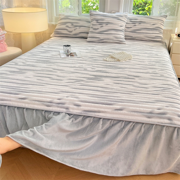 91家纺网 家纺一手货源 找家纺 梦舒羽 2025新款法莱绒床裙法兰绒床垫保护罩牛奶绒兔毛绒床垫床单罩-抽条 法莱绒抽条-梦幻浅灰