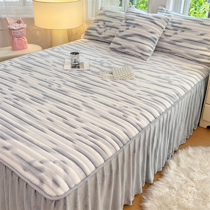 91家纺网 家纺一手货源 找家纺 梦舒羽 2025新款法莱绒床裙法兰绒床垫保护罩牛奶绒兔毛绒床垫床单罩-抽条 法莱绒抽条-梦幻浅灰