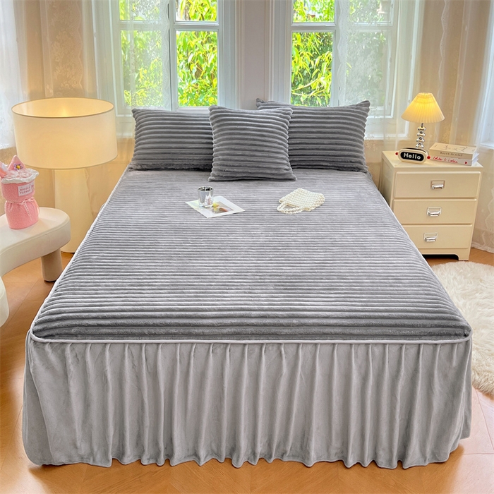 91家纺网 家纺一手货源 找家纺 梦舒羽 2025新款法莱绒床裙法兰绒床垫保护罩牛奶绒兔毛绒床垫床单罩-抽条 法莱绒抽条-烟雨灰