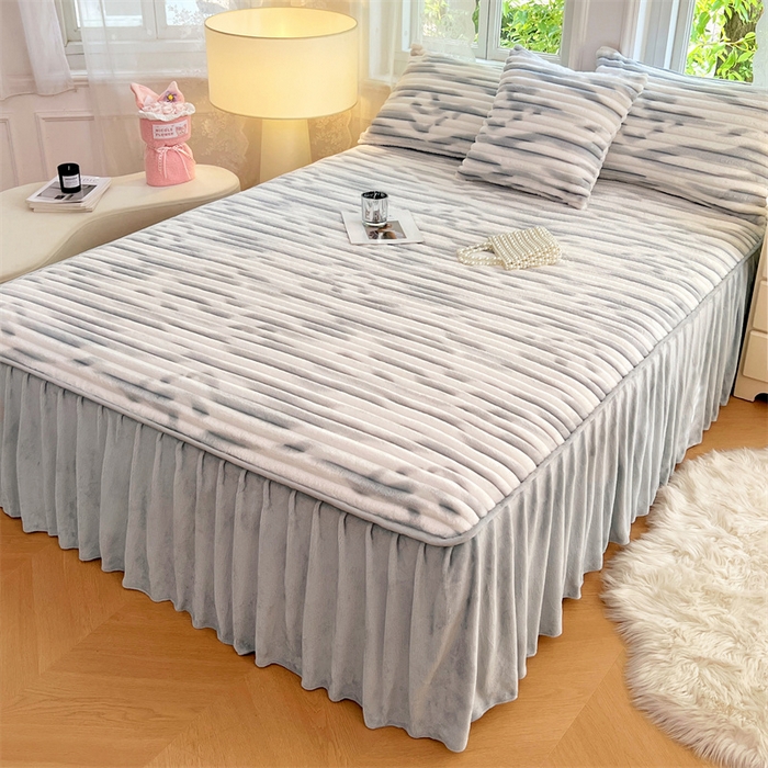 91家纺网 家纺一手货源 找家纺 梦舒羽 2025新款法莱绒床裙法兰绒床垫保护罩牛奶绒兔毛绒床垫床单罩-抽条 法莱绒抽条-梦幻浅灰