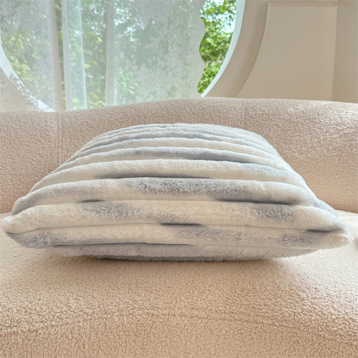 91家纺网 家纺一手货源 找家纺 圣比熊 2025新款兔毛绒抱枕套法兰绒枕套宿舍枕芯套法莱绒枕头套-抽条 兔毛绒抽条-梦幻浅灰