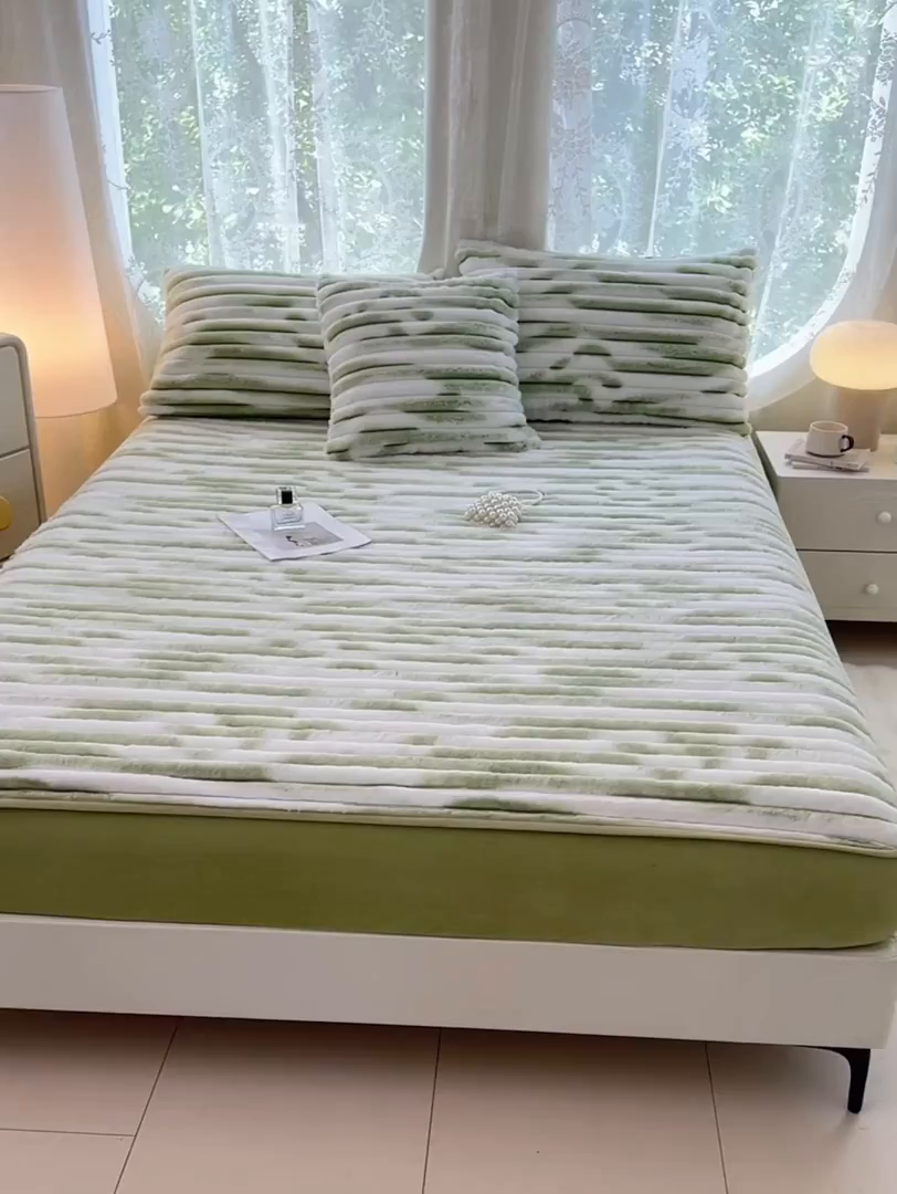 91家纺网 家纺一手货源 找家纺 圣比熊 2025新款兔毛绒床笠床垫法兰绒保护套牛奶绒席梦思法莱绒床垫套-抽条 兔毛绒抽条-梦幻果绿