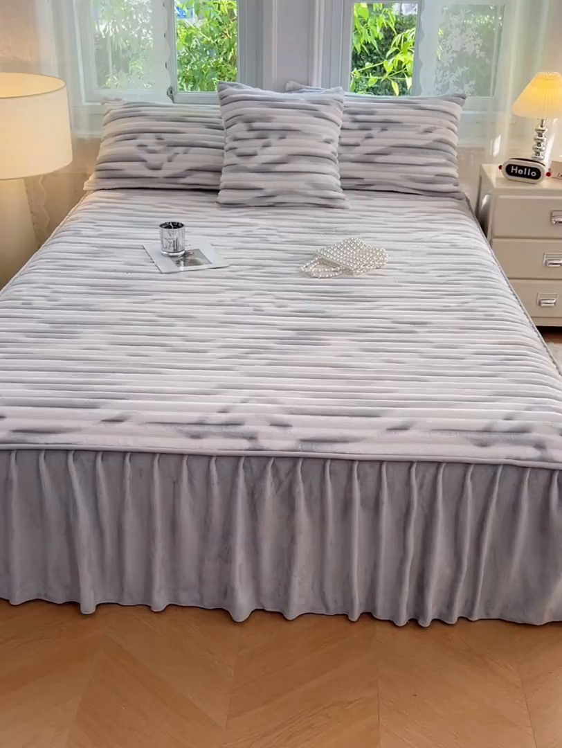 91家纺网 家纺一手货源 找家纺 梦舒羽 2025新款法莱绒床裙法兰绒床垫保护罩牛奶绒兔毛绒床垫床单罩-抽条 法莱绒抽条-梦幻浅灰