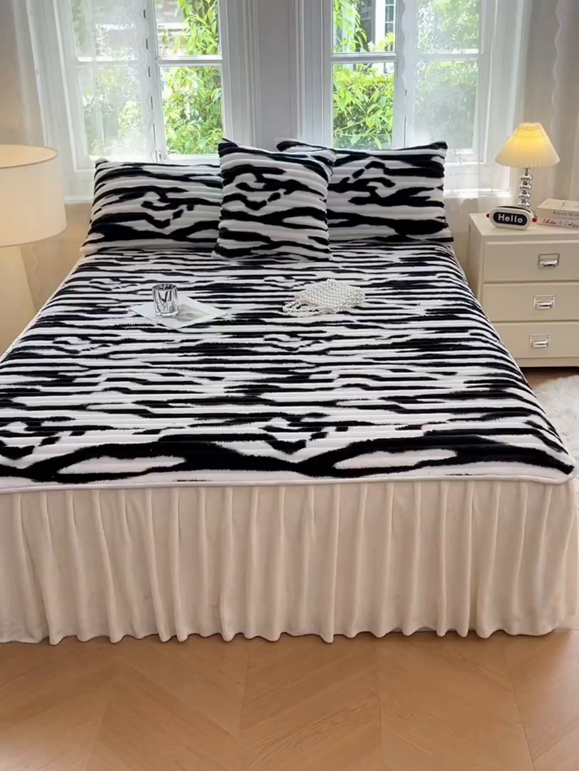 91家纺网 家纺一手货源 找家纺 梦舒羽 2025新款法莱绒床裙法兰绒床垫保护罩牛奶绒兔毛绒床垫床单罩-抽条 法莱绒抽条-梦幻墨白