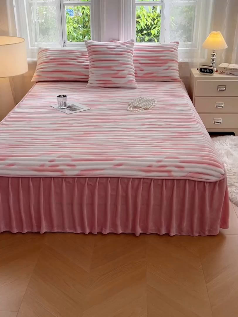 91家纺网 家纺一手货源 找家纺 梦舒羽 2025新款法莱绒床裙法兰绒床垫保护罩牛奶绒兔毛绒床垫床单罩-抽条 法莱绒抽条-梦幻樱粉
