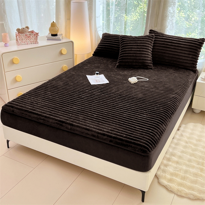 91家纺网 家纺一手货源 找家纺 圣比熊 2025新款兔毛绒床笠床垫法兰绒保护套牛奶绒席梦思法莱绒床垫套-抽条 兔毛绒抽条-咖啡色