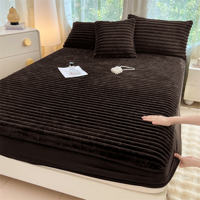 91家纺网 家纺一手货源 找家纺 圣比熊 2025新款兔毛绒床笠床垫法兰绒保护套牛奶绒席梦思法莱绒床垫套-抽条 兔毛绒抽条-咖啡色