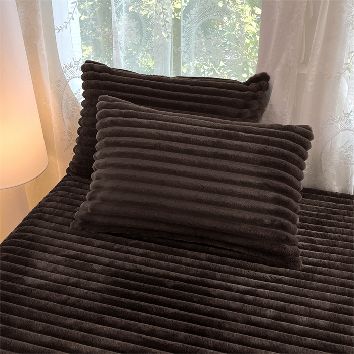 91家纺网 家纺一手货源 找家纺 圣比熊 2025新款兔毛绒床笠床垫法兰绒保护套牛奶绒席梦思法莱绒床垫套-抽条 兔毛绒抽条-咖啡色