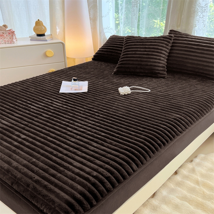 91家纺网 家纺一手货源 找家纺 圣比熊 2025新款兔毛绒床笠床垫法兰绒保护套牛奶绒席梦思法莱绒床垫套-抽条 兔毛绒抽条-咖啡色