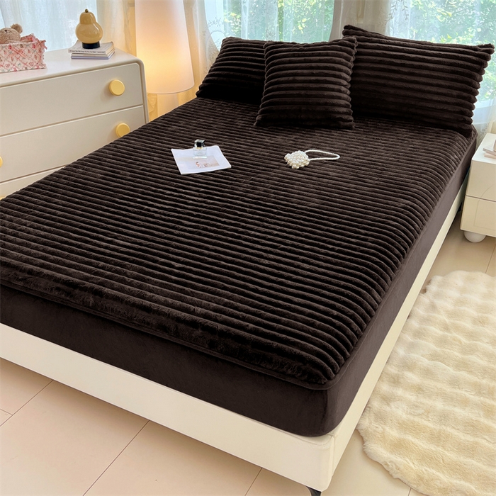 91家纺网 家纺一手货源 找家纺 圣比熊 2025新款兔毛绒床笠床垫法兰绒保护套牛奶绒席梦思法莱绒床垫套-抽条 兔毛绒抽条-咖啡色