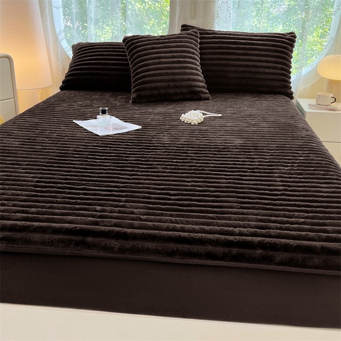 91家纺网 家纺一手货源 找家纺 圣比熊 2025新款兔毛绒床笠床垫法兰绒保护套牛奶绒席梦思法莱绒床垫套-抽条 兔毛绒抽条-咖啡色