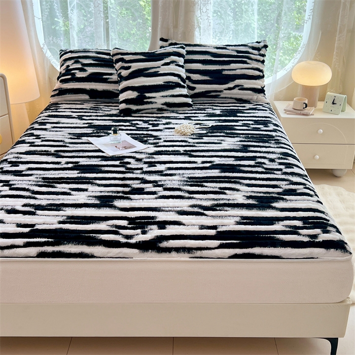 91家纺网 家纺一手货源 找家纺 圣比熊 2025新款兔毛绒床笠床垫法兰绒保护套牛奶绒席梦思法莱绒床垫套-抽条 兔毛绒抽条-梦幻墨白