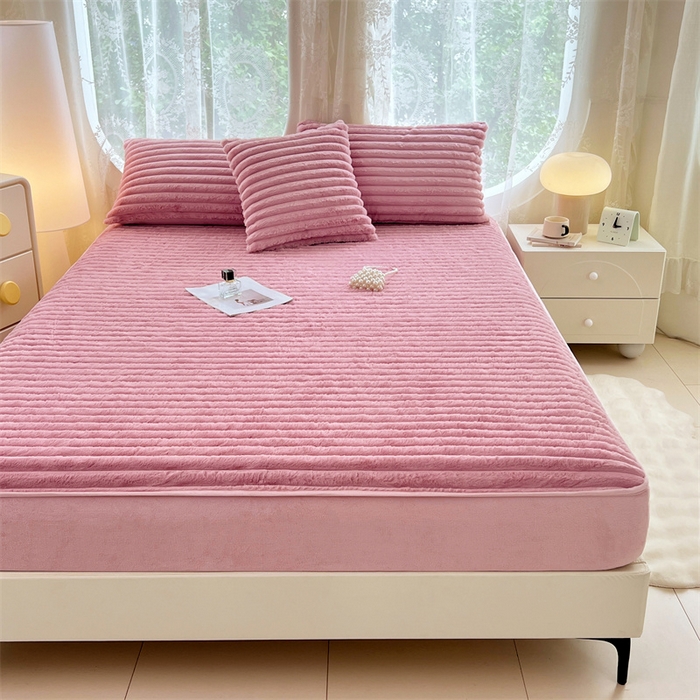 91家纺网 家纺一手货源 找家纺 圣比熊 2025新款兔毛绒床笠床垫法兰绒保护套牛奶绒席梦思法莱绒床垫套-抽条 兔毛绒抽条-云梦粉