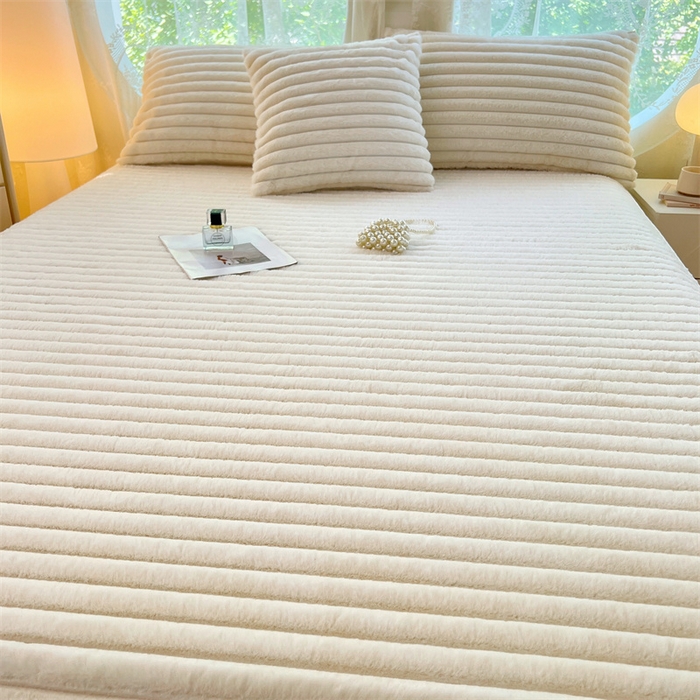 91家纺网 家纺一手货源 找家纺 圣比熊 2025新款兔毛绒床笠床垫法兰绒保护套牛奶绒席梦思法莱绒床垫套-抽条 兔毛绒抽条-晨曦白