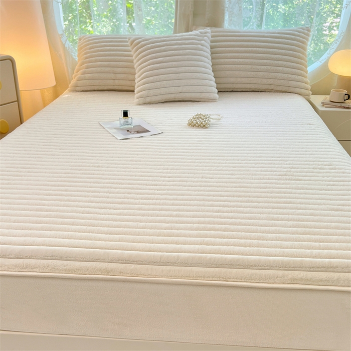 91家纺网 家纺一手货源 找家纺 圣比熊 2025新款兔毛绒床笠床垫法兰绒保护套牛奶绒席梦思法莱绒床垫套-抽条 兔毛绒抽条-晨曦白