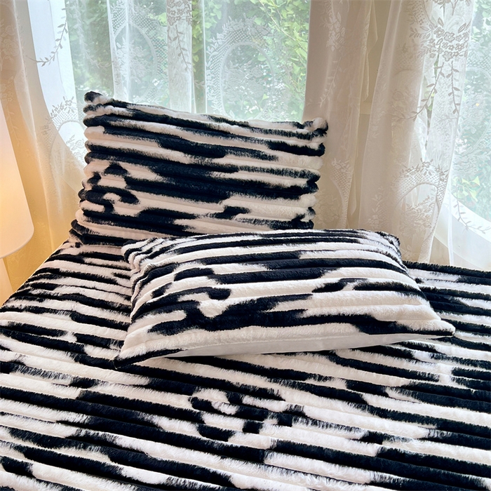 91家纺网 家纺一手货源 找家纺 圣比熊 2025新款兔毛绒床笠床垫法兰绒保护套牛奶绒席梦思法莱绒床垫套-抽条 兔毛绒抽条-梦幻墨白