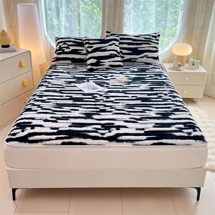 91家纺网 家纺一手货源 找家纺 圣比熊 2025新款兔毛绒床笠床垫法兰绒保护套牛奶绒席梦思法莱绒床垫套-抽条 兔毛绒抽条-梦幻墨白