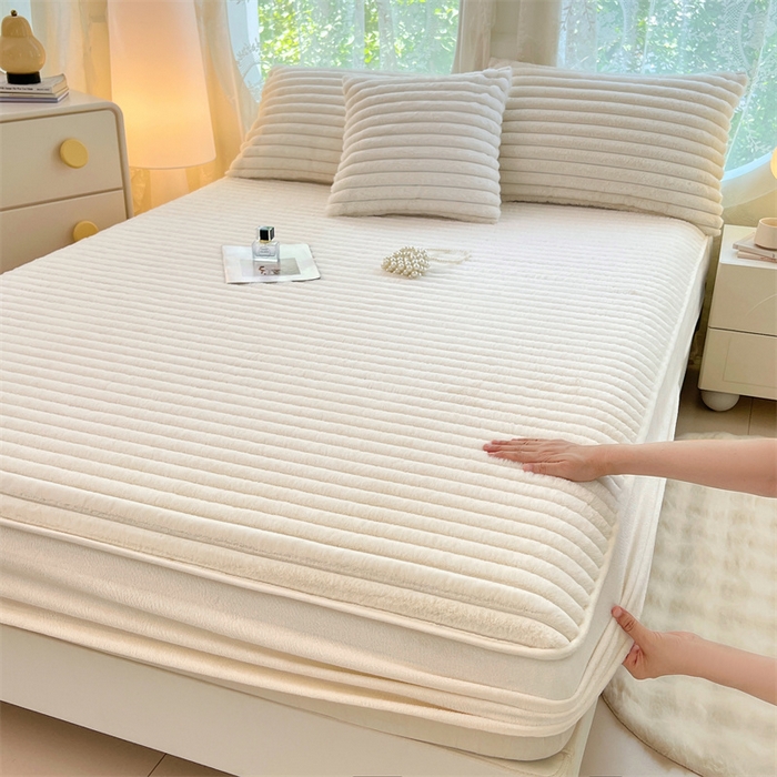 91家纺网 家纺一手货源 找家纺 圣比熊 2025新款兔毛绒床笠床垫法兰绒保护套牛奶绒席梦思法莱绒床垫套-抽条 兔毛绒抽条-晨曦白