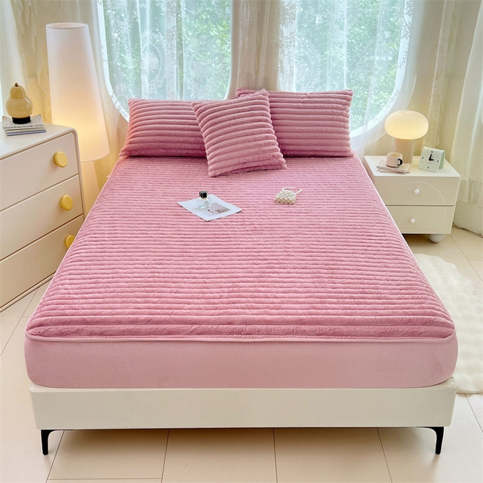 91家纺网 家纺一手货源 找家纺 圣比熊 2025新款兔毛绒床笠床垫法兰绒保护套牛奶绒席梦思法莱绒床垫套-抽条 兔毛绒抽条-云梦粉