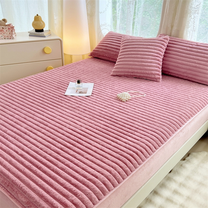 91家纺网 家纺一手货源 找家纺 圣比熊 2025新款兔毛绒床笠床垫法兰绒保护套牛奶绒席梦思法莱绒床垫套-抽条 兔毛绒抽条-云梦粉