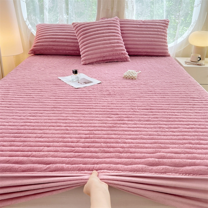 91家纺网 家纺一手货源 找家纺 圣比熊 2025新款兔毛绒床笠床垫法兰绒保护套牛奶绒席梦思法莱绒床垫套-抽条 兔毛绒抽条-云梦粉