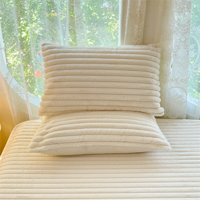 91家纺网 家纺一手货源 找家纺 圣比熊 2025新款兔毛绒床笠床垫法兰绒保护套牛奶绒席梦思法莱绒床垫套-抽条 兔毛绒抽条-晨曦白