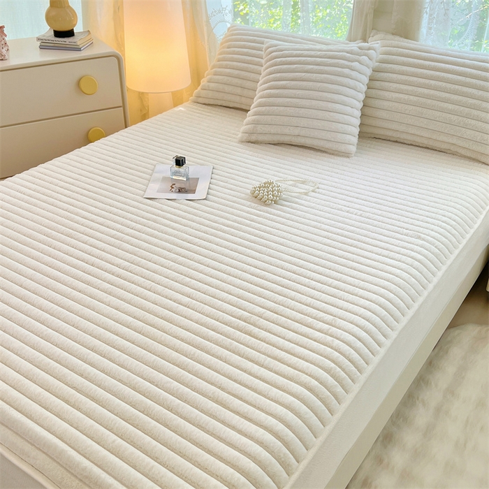 91家纺网 家纺一手货源 找家纺 圣比熊 2025新款兔毛绒床笠床垫法兰绒保护套牛奶绒席梦思法莱绒床垫套-抽条 兔毛绒抽条-晨曦白