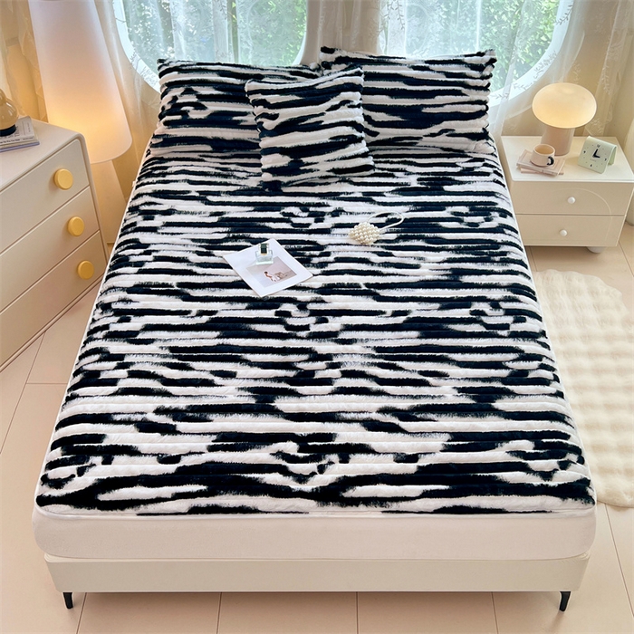 91家纺网 家纺一手货源 找家纺 圣比熊 2025新款兔毛绒床笠床垫法兰绒保护套牛奶绒席梦思法莱绒床垫套-抽条 兔毛绒抽条-梦幻墨白